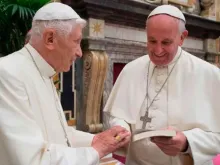 Bento e Francisco no Vaticano na celebração dos 65 anos de Bento XVI como sacerdote.