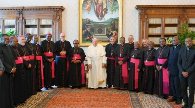 Bispos da Conferência Episcopal de Moçambique junto com o Papa Francisco em visita ad limina em setembro. ?? 