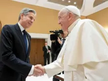 Papa Francisco recebe o secretário de Estado dos EUA, Antony Blinken, no Vaticano em 27 de novembro de 2024.