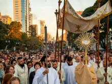 Procissão com o Santíssimo na solenidade de Corpus Christi de Curitiba, em 2023
