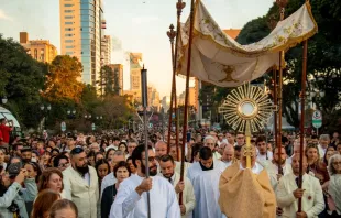 Procissão com o Santíssimo na solenidade de Corpus Christi de Curitiba, em 2023