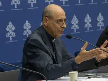 Cardeal Víctor Fernández, prefeito do Dicastério para a Doutrina da Fé, fala sobre Garabandal, na conferência de imprensa sobre Medjugorje, no Vaticano no dia 19 de setembro de 2024.