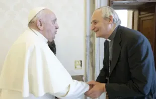 Papa Francisco e cardeal Matteo Zuppi