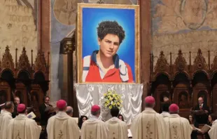 Imagem de Carlo Acutis na missa de beatificação em Assis, Itália, em 10 de outubro de 2020.