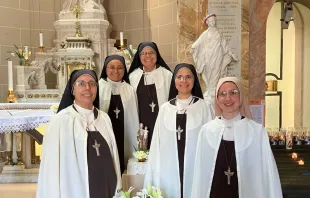 Carmelitas Mensageiras do Espírito Santo na capela do santuário de São Luís e Santa Zélia Martin, em Alençon, França