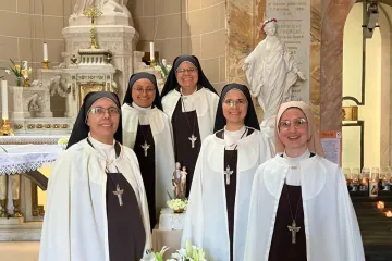 Carmelitas Mensageiras do Espírito Santo na capela do santuário de São Luís e Santa Zélia Martin, em Alençon, França