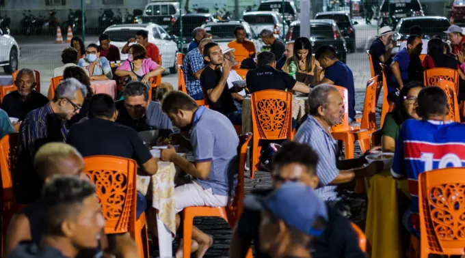 Ceia para pessoas em situação de rua em Fortaleza (CE). ?? 