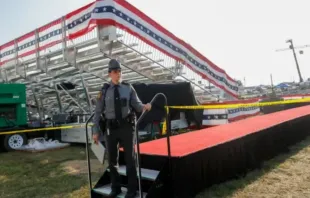 Agentes de segurança perto do local do comício de Donald Trump ontem (13) em Butler, na Pensilvânia, depois da tentativa de assassinato do ex-presidente