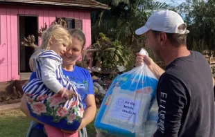 Criança em Cruzeiro do Sul (RS), recebendo o kit “SOS BEBÊS” dos voluntários da Comissão de Defesa da Vida de Passo Fundo (RS)