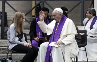 O papa Francisco confessa uma jovem na Praça de São Pedro.