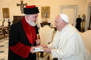 O papa Francisco recebe o patriarca da Igreja Assíria do Oriente Mar Awa III no Vaticano em 9 de novembro de 2024.