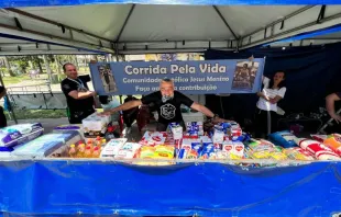 O ultramaratonista Alexandre Dias com a arrecadação com conseguiu em uma das edições da Corrida pela Vida