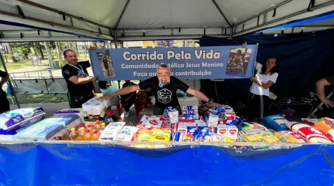 O ultramaratonista Alexandre Dias com a arrecadação com conseguiu em uma das edições da Corrida pela Vida