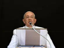 Papa Francisco antes de rezar o Angelus de hoje (14), no Vaticano