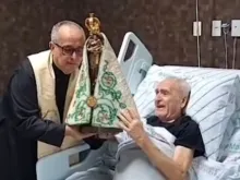 Dom José Azcona recebe a visita da imagem de Nossa Senhora de Nazaré no hospital