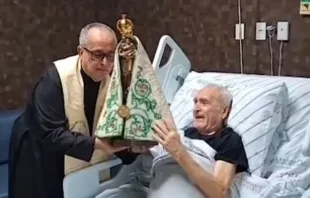 Dom José Azcona recebe a visita da imagem de Nossa Senhora de Nazaré no hospital