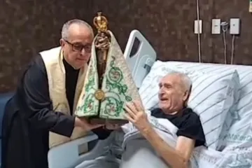 Dom José Azcona recebe a visita da imagem de Nossa Senhora de Nazaré no hospital