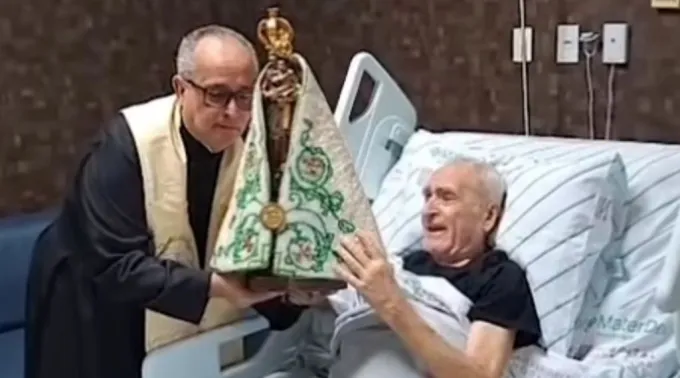 Dom José Azcona recebe a visita da imagem de Nossa Senhora de Nazaré no hospital