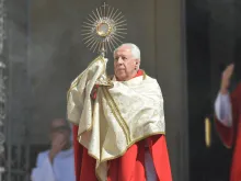 Dom Gil Antônio Moreira, arcebispo de Juiz de Fora, dando a bênção com o Santíssimo Sacramento.