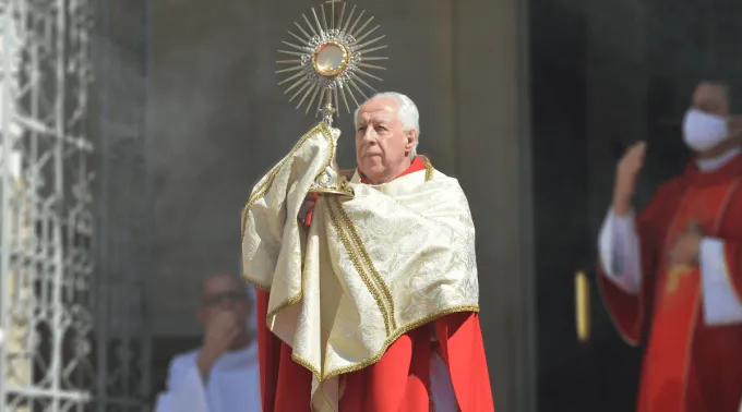 Dom Gil Antônio Moreira, arcebispo de Juiz de Fora, com o Santíssimo Sacramento. ?? 