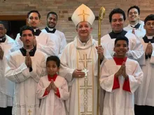 Dom Mário Antonio com servidores do altar.