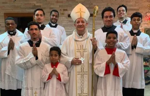 Dom Mário Antonio com servidores do altar.