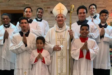 Dom Mário Antonio com servidores do altar.