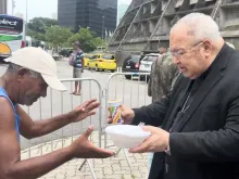 O arcebispo do Rio de Janeiro, dom Orani João Tempesta, distribuindo a Ceia de Natal.