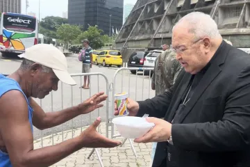 O arcebispo do Rio de Janeiro, dom Orani João Tempesta, distribuindo a Ceia de Natal.