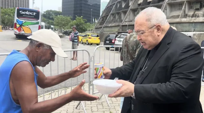 O arcebispo do Rio de Janeiro, dom Orani João Tempesta, distribuindo a Ceia de Natal. ?? 