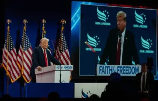 O ex-presidente dos EUA Donald Trump faz seu discurso de abertura na Conferência de Políticas do Caminho para a Maioria da Faith & Freedom Coalition no Washington Hilton em 22 de junho de 2024, em Washington, D.C.