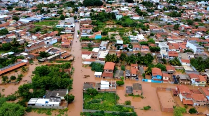 Cidade de Espinosa alagada