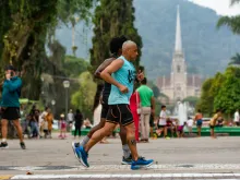 Ultramaratonista Alexandre Dias corre na Praça da Liberdade, em Petrópolis (RJ)