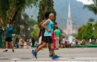 Ultramaratonista Alexandre Dias corre na Praça da Liberdade, em Petrópolis (RJ)