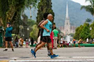 Ultramaratonista Alexandre Dias corre na Praça da Liberdade, em Petrópolis (RJ)