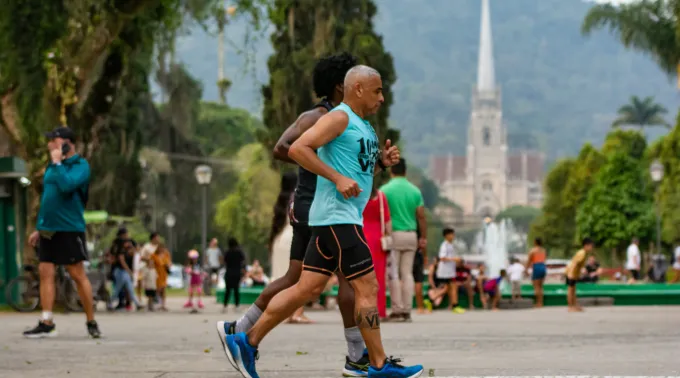 Ultramaratonista Alexandre Dias corre na Praça da Liberdade, em Petrópolis (RJ)