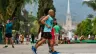 Ultramaratonista Alexandre Dias corre na Praça da Liberdade, em Petrópolis (RJ)