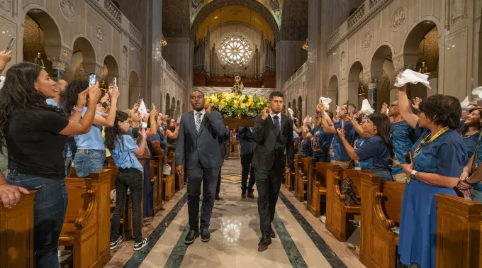 Missa de entronização de Nossa Senhora Aparecida na basílica do Santuário Nacional da Imaculada Conceição. ?? 