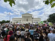 Ao redor da Suprema Corte dos EUA em Washington, DC, depois que o tribunal divulgou sua decisão no caso de aborto Dobbs em 24 de junho de 2022.