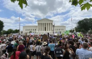 Ao redor da Suprema Corte dos EUA em Washington, DC, depois que o tribunal divulgou sua decisão no caso de aborto Dobbs em 24 de junho de 2022.