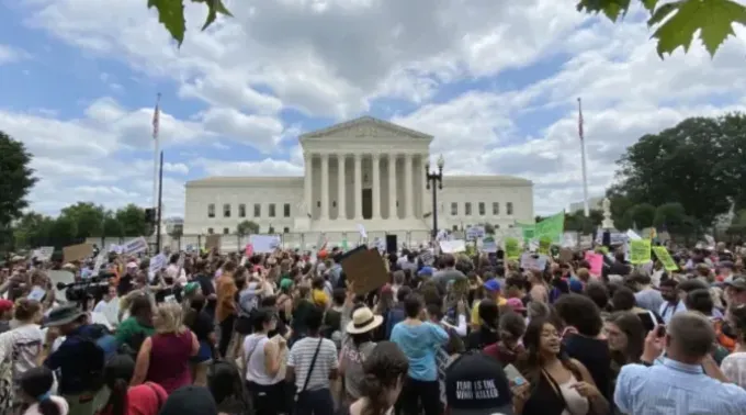 Ao redor da Suprema Corte dos EUA em Washington, DC, depois que o tribunal divulgou sua decisão no caso de aborto Dobbs em 24 de junho de 2022. ?? 