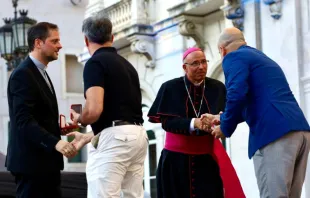 Dom Alexandre Palma e dom Ivo Scapolo entregam as medalhas enviadas pelo papa Francisco a trabalhadores da Câmara Municipal de Lisboa