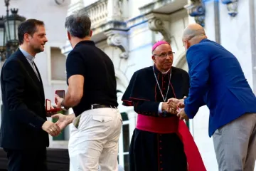 Dom Alexandre Palma e dom Ivo Scapolo entregam as medalhas enviadas pelo papa Francisco a trabalhadores da Câmara Municipal de Lisboa