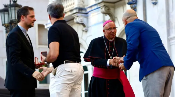 Dom Alexandre Palma e dom Ivo Scapolo entregam as medalhas enviadas pelo papa Francisco a trabalhadores da Câmara Municipal de Lisboa