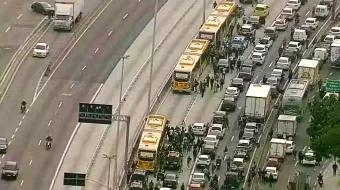 Três pessoas morreram no confronto entre policiais e traficantes na Avenida Brasil, em 24 de outubro