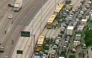 Três pessoas morreram no confronto entre policiais e traficantes na Avenida Brasil, em 24 de outubro