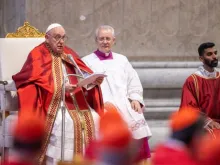 O Papa Francisco celebra a missa da Solenidade de São Pedro e São Paulo em 29 de junho de 2024.