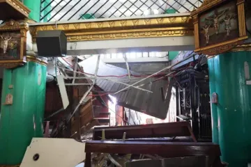 O segundo andar da Igreja São Pedro Apóstolo em São José do Monte, nas Filipinas, desaba.