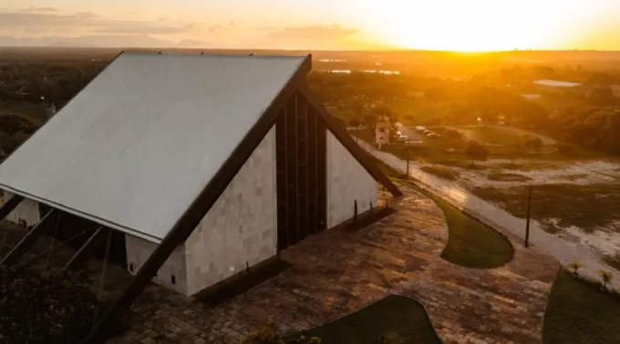 Igreja do Ressuscitado que passou pela Cruz