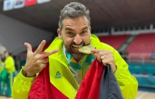 Diego Falcão comemorando a conquista do ouro do basquete feminino brasileiro em 2023, nos Jogos Pan-Americanos de Santiago, no Chile